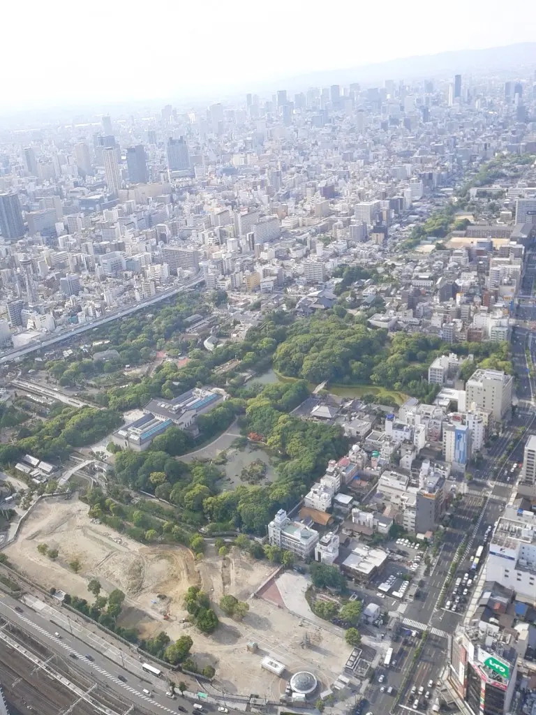 「あべのハルカス展望台」から街を望む（天王寺公園は開発中）
