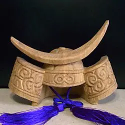 ミニ木彫り兜(高さ7cm)