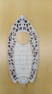 舟形に彫ったものに下絵を貼る(舟形光背の彫り方) 舟形に彫ったものに下絵を貼る(舟形光背の彫り方)