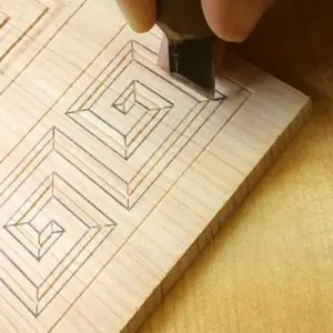 中央に向かうにつれて低くなるようにキワ刀で切込みを入れる