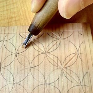 円の交点を結ぶように線彫りする(七宝つなぎ)