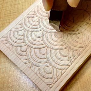 キワ刀で切込みを入れる(青海波)