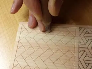 キワ刀で檜垣に切込みを入れる
