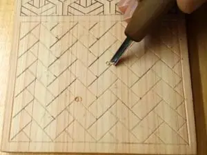 三角刀で檜垣を線彫りする