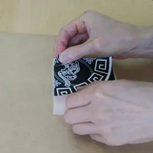 4分割した下絵を板材にのりで貼り付けています