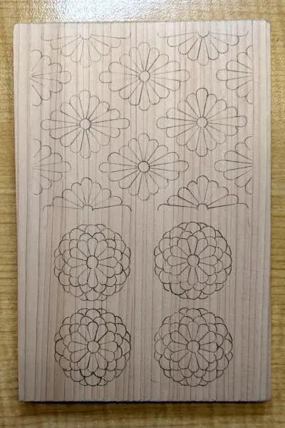菊菱、八重菊を木に写す