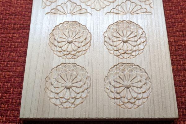八重菊の木彫り完成