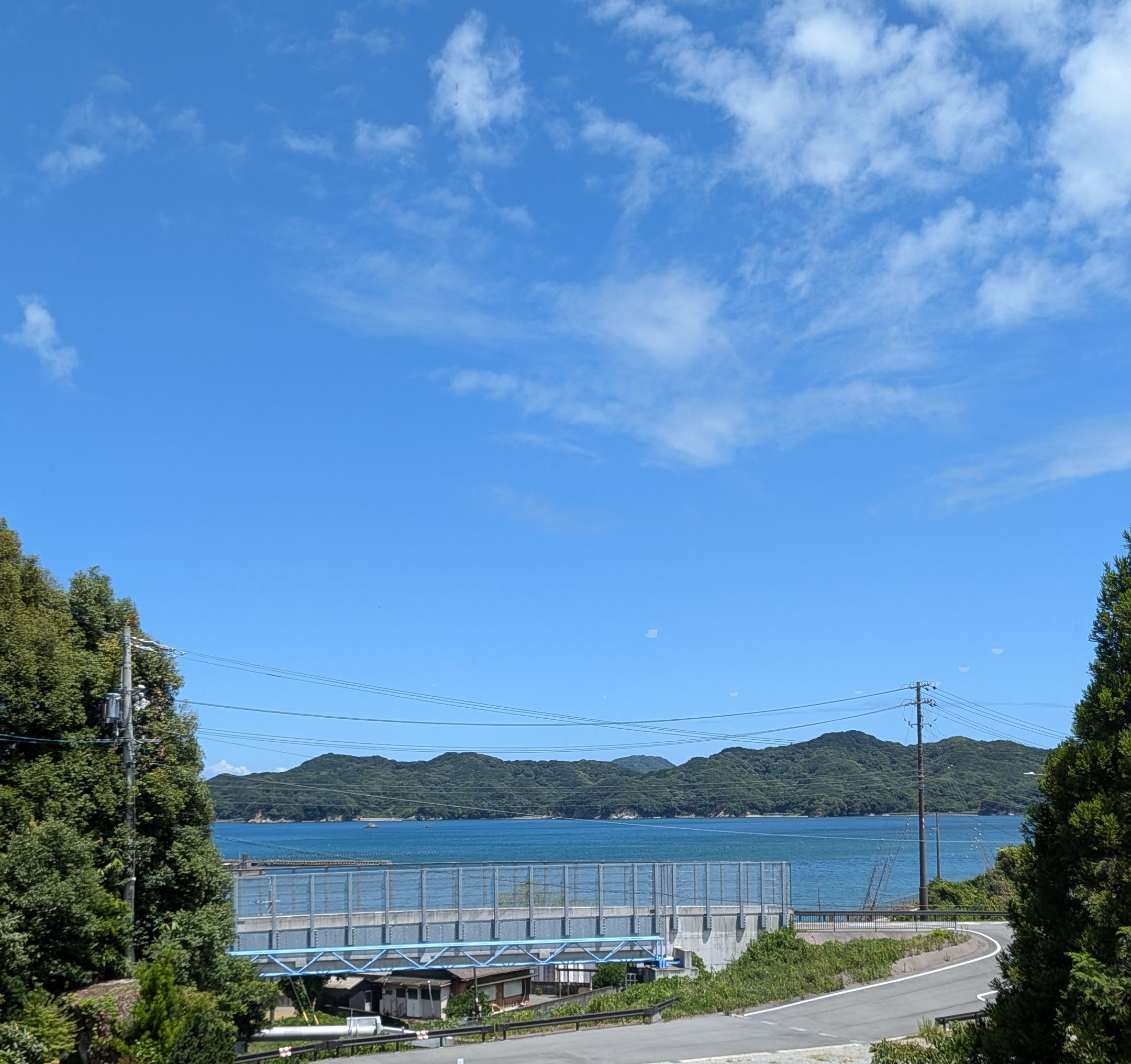 2階の休憩スペースからは海が見える